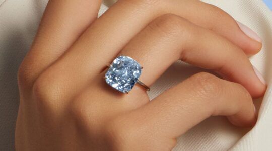 De diamant die voor 19 miljoen euro werd geveild.