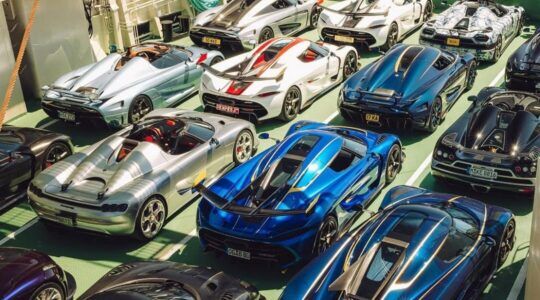 De auto's van Koenigsegg op het veerpont.