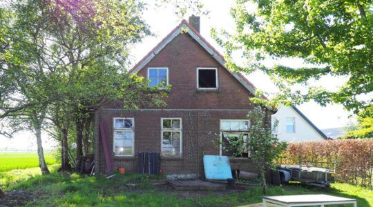 De voorzijde van de woning uit de hilarische Funda-advertentie.