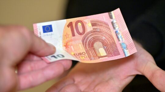 10 euro aan cashgeld, dat moeten we van de Nederlandsche Bank in huis leggen.