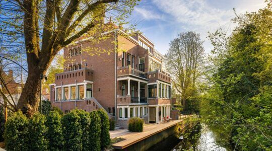 Buitenaanzicht van een villa aan het Vondelpark, die te koop staat op Funda