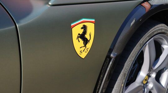 Het logo van een Ferrari Purosangue