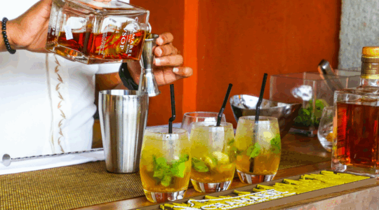 barman schenkt een hele hoop lekkere cocktails in (hetgeen waar de centrale Nederlandse man in Mexico een godsvermogen voor moest betalen)