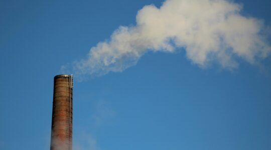 Een toren met uitlaatgassen