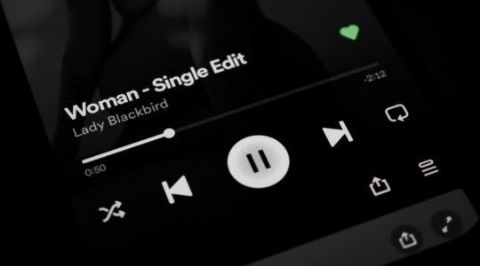 Een telefoon met de app van Spotify geopend