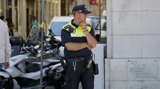 Een politieagent op straat in Marseille, een van de gevaarlijkste steden in Europa