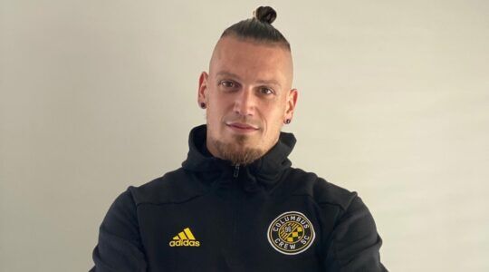 Vito Wormgoor poserend bij zijn voetbalclub