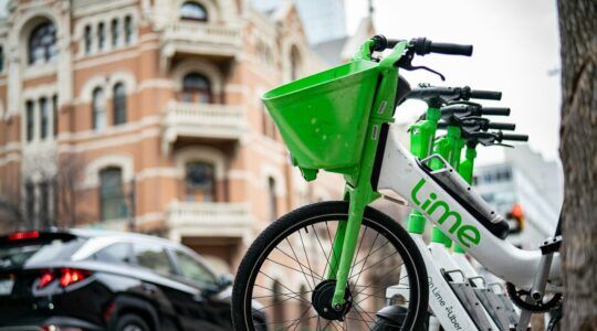 Een van de Lime deelfietsen