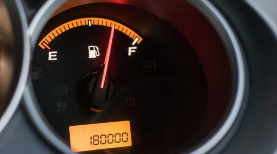 Een dashboard van een tweedehands auto met een kilometerteller