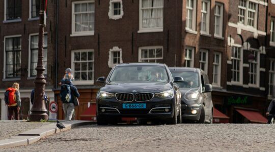Een taxi in Amsterdam op de weg