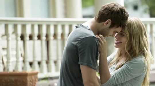 Een nice guy innig met een vrouw