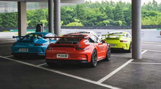 Drie auto's van het model Porsche 911