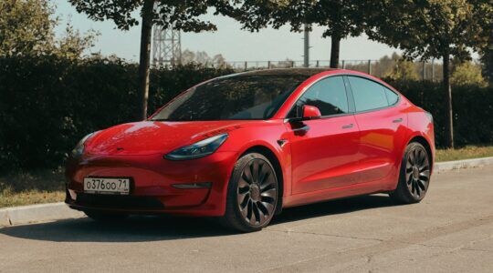 Een Tesla, een van de elektrische auto's die qua prijzen zijn gedaald op de tweedehands markt.