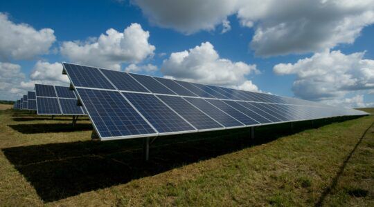Zonnepanelen, die zorgen ervoor dat energie goedkoper wordt.