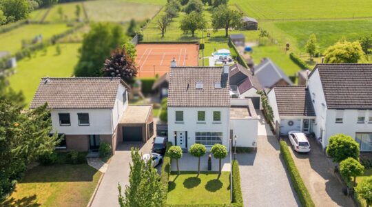 De villa met tennisbaan.