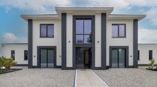 De voorzijde van de villa van Joey Bravo.