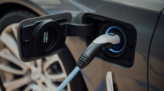 Een elektrische auto die aan de oplader staat omdat de accu leeg is.