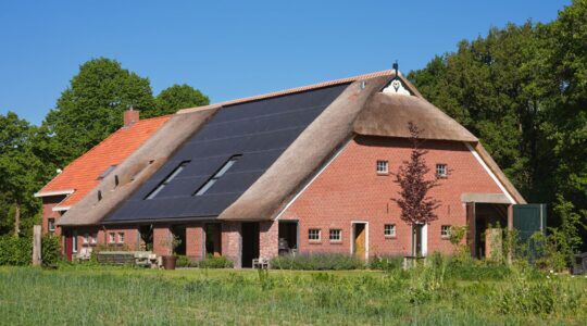 De buitenzijde van de luxe woonboerderij.