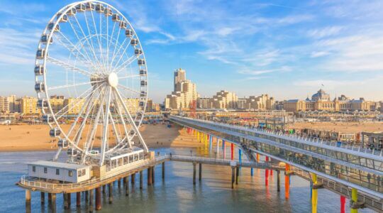 De pier in Scheveningen, alwaar parkeren aan het strand erg prijzig is.