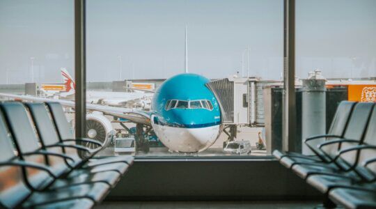 Vliegtuig op luchthaven. Op vliegtickets hiervoor kan een hogere taks komen.