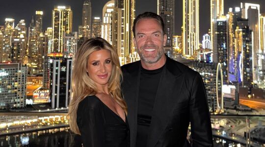 Robert Doornbos en zijn vrouw, een stel dat recentelijk hun huis verkocht.