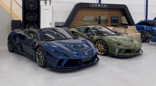 Ferrari N-Largo F8 en Ferrari F8 N-Largo in een garage