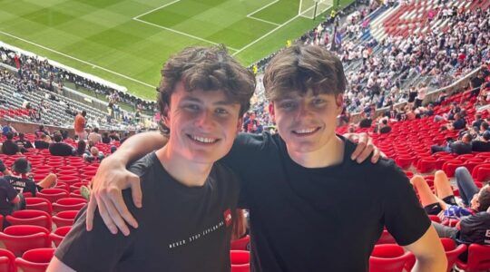 Neal en Senne staan trots in de Allianz Arena