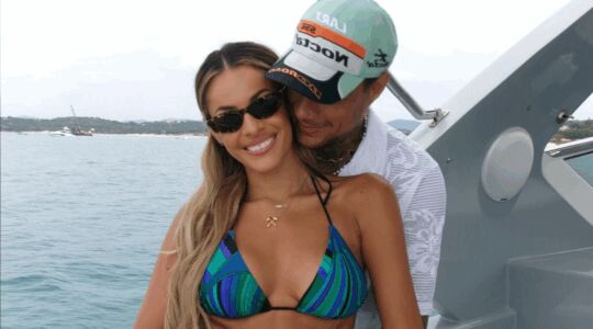 Gregory van der Wiel op een jacht in St. Tropez met zijn nieuwe vriendin Mathilda