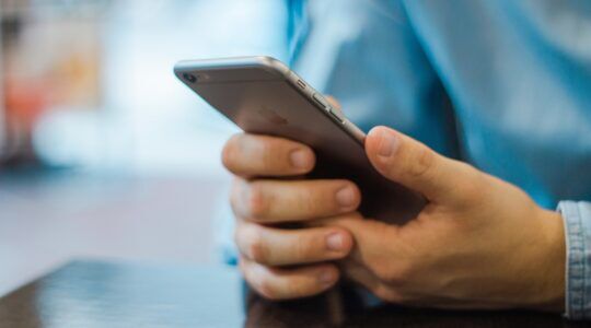 Man met een telefoon in de hand