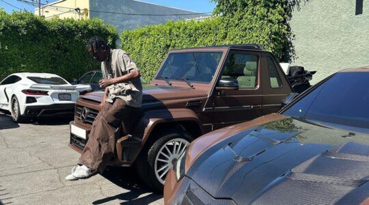 Travis Scott op zijn auto