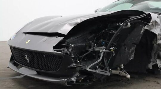 De gecrashte Ferrari 812 GTS.