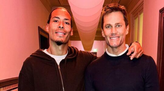 Tom Brady en Virgil van Dijk - voor laatstgenoemde maakte Nike een Ballon d'Or-sneaker.
