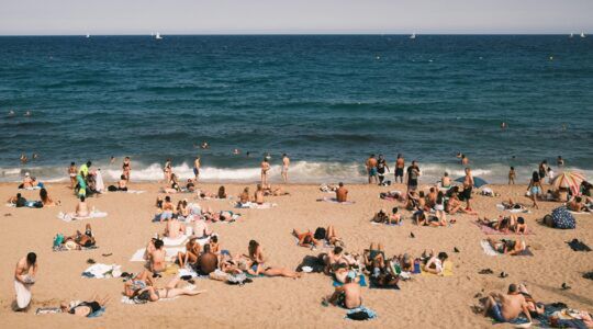 Mensen op vakantie, alwaar menigeen vaak ziek wordt.