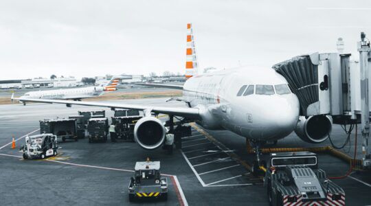Een vliegtuig voorafgaand aan een vlucht - toen een Chinese vrouw haar kans zag om geluksmuntjes in de motor te gooien.