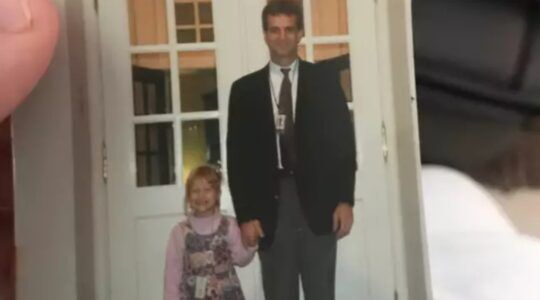 Ashley naast de Secret Service-agent van wie ze diverse veiligheidstips kreeg.