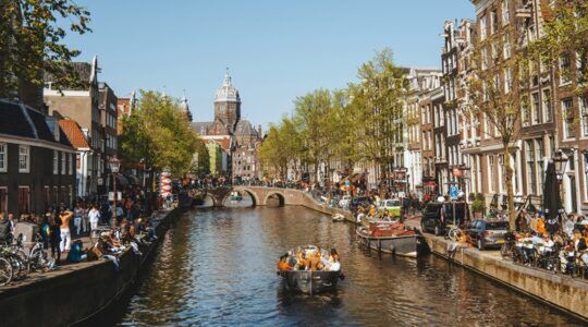 Amsterdam, alwaar de toeristenbelasting torenhoog is.