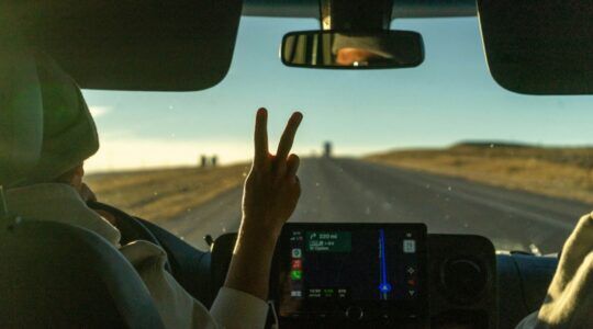 Chauffeur achter het stuur van een elektrische auto