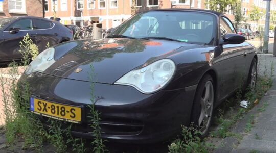 De verlaten Porsche in Amsterdam.