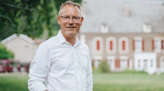 Illya, de man die een dure auto bezit.