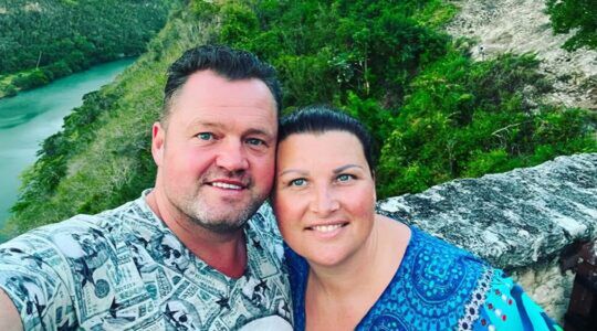 Frans Duijts en zijn vrouw, het stel dat op vakantie ging met een opvallende sportwagen.