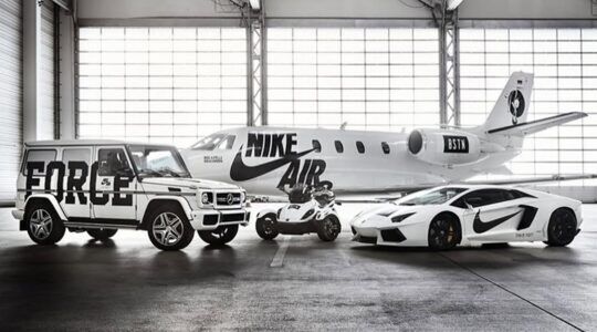 De vliegtuighangar van Phil Knight.