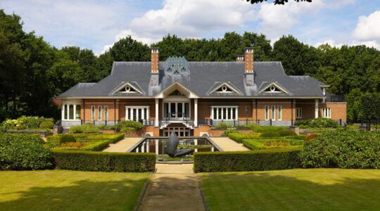 De villa die oogt als een Grieks paleis.