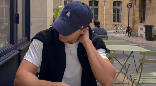 Stijlvolle man bij een koffietentje