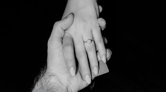 Partners die middels handen vasthouden laten zien dat ze van elkaar houden