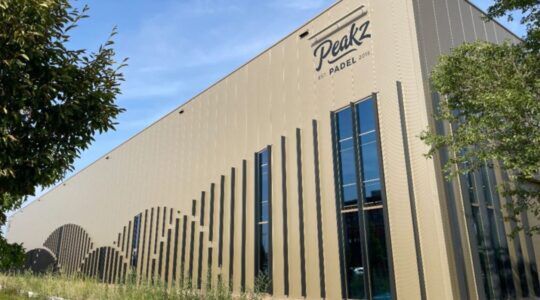 Buitenaanzicht van de nieuwe padelhal in Nijmegen van Peakz