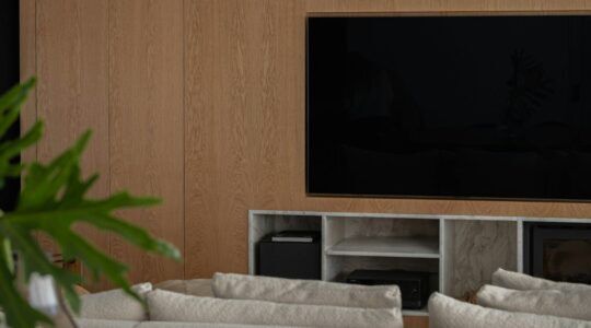 Een tv in de muur gebouwd als onderdeel van het interieur in een mannenwoning
