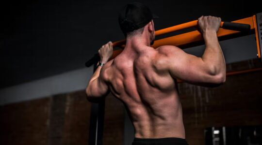Een man die laat zien hoeveel pull-ups hij kan