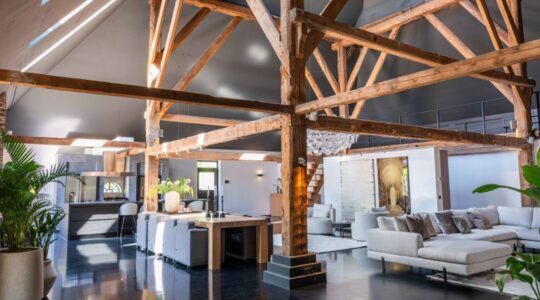 Woonkamer van de luxe woonboerderij op Funda