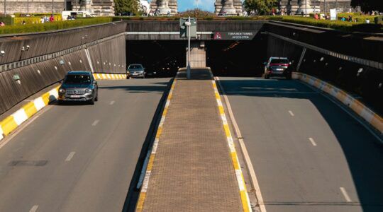 Snelweg in België, waar ze bekend staan op het slechte wegdek