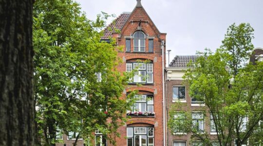 Buitenaanzicht van een huis in Leiden, waar de huizenprijzen ook gestegen zijn